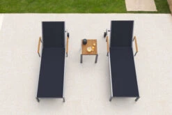 OUTFLEXX 2er-Set Sonnenliegen, Schwarz, Edelstahl/Teak, 195,5x74x35cm, Mit Beistelltisch 45x45cm -MBM Verkäufe 14165 3 CGI.jpg