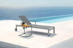 OUTFLEXX Sonnenliegen-Set, Taupe, Edelstahl/FSC-Teak, 195,5x74x35cm, Mit Armlehnen, Inkl. Beistelltisch 45x45cm